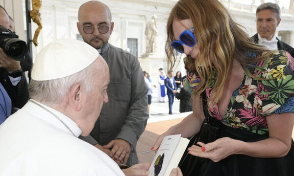 Prostitutas trans de Roma reciben bendición del papa Francisco