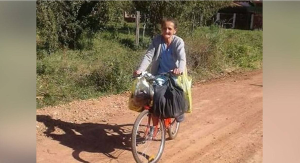 Cautivó a todos: la abuelita que vende empanadas a bordo de su bicicleta
