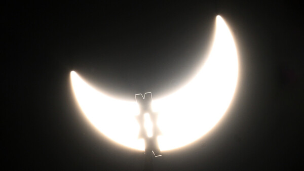 Diario HOY | Eclipse solar parcial con el Sol, la Luna y la Tierra alineados