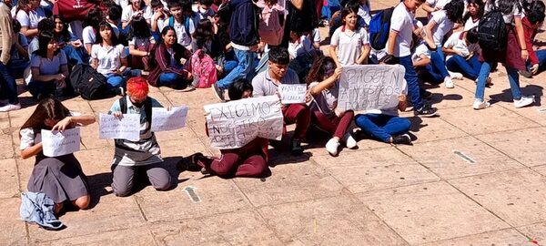 Unos 300 alumnos del Ysaty quedaron sin docentes y protestan con “sentata” - Nacionales - ABC Color