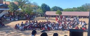 Crónica / Estudiantes del colegio Ysaty hacen sentata para que sus profes cobren su sueldo he'i