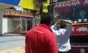 (VIDEO)Violencia en el tránsito: Chofer de colectivo y de vehículo se agarraron a pedradas
