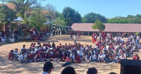 La Nación / Estudiantes del colegio Ysaty hacen sentata y exigen al MEC rubros docentes