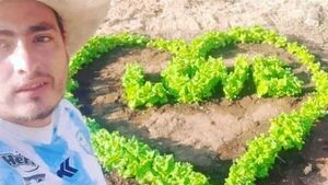 Agrónomo publicita sus productos con memes y llamativas plantaciones