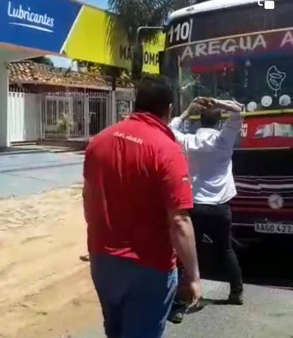 Crónica / [VIDEO] Con piedras dos conductores hacen chalái los parabrisas de sus vehículos