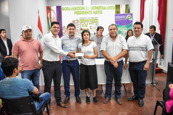Entregaron becas a estudiantes del departamento de Presidente Hayes