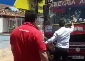 Video: la represalia entre conductores por presunto adelantamiento indebido - Policiales - ABC Color