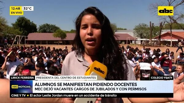 Alumnos se manifiestan pidiendo docentes - ABC Noticias - ABC Color
