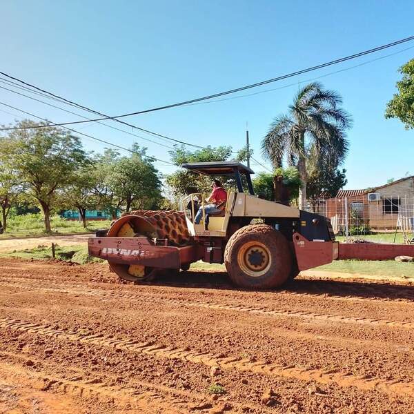 Con maquinaria propia, Municipalidad inicia reparación de calles