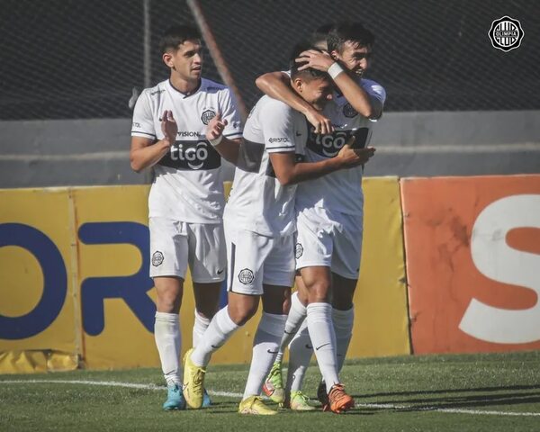 Olimpia goleó y quedó solo en la cima de la Reserva   - Olimpia - ABC Color