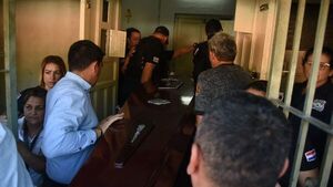 Destituyen a ministro de Justicia tras ceder ante amenaza de Carmen Villalba