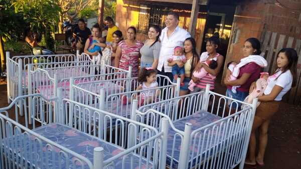 Juancho Acosta y su esposa entregaron cunas