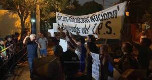 La Nación / Asegurados del IPS organizan escrache frente a la vivienda de Arnaldo Samaniego