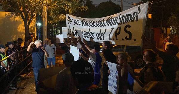 La Nación / Asegurados del IPS organizan escrache frente a la vivienda de Arnaldo Samaniego
