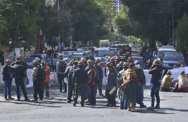 Mineros paralizan por segundo día La Paz para que el Gobierno atienda sus pedidos - MarketData