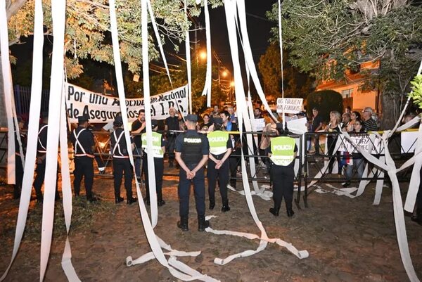 IPS: asegurados escracharon a Arnaldo Samaniego por ley de “bicicleteo” de deudas - Nacionales - ABC Color