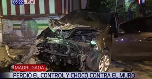 Destrozó su auto: La salvó el airbag