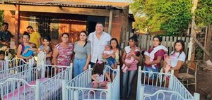 Juancho y su señora esposa donan cunitas y colchones a madres de Romero Kué