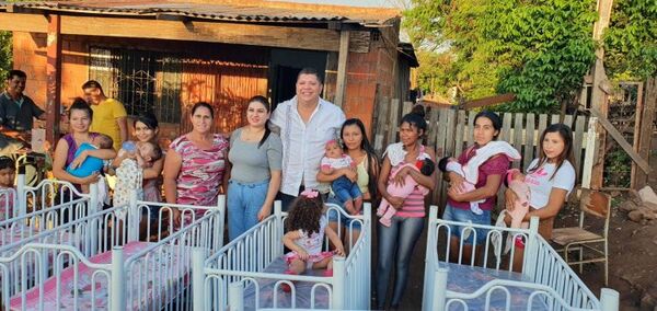 Juancho y su señora esposa donan cunitas y colchones a madres de Romero Kué