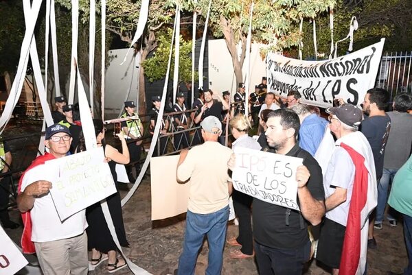IPS: asegurados escracharon a Arnaldo Samaniego por ley que busca “bicicleteo” de deudas - Nacionales - ABC Color