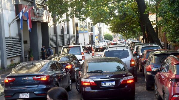 Exceso de vehículos genera caos en calles de microcentro