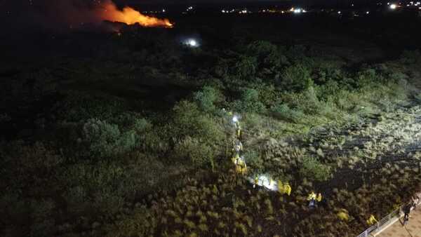 Combate al fuego continúa en varios frentes | 1000 Noticias