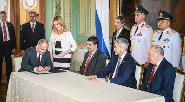 El ministro récord: juró de mañana, lo destituyeron de tarde