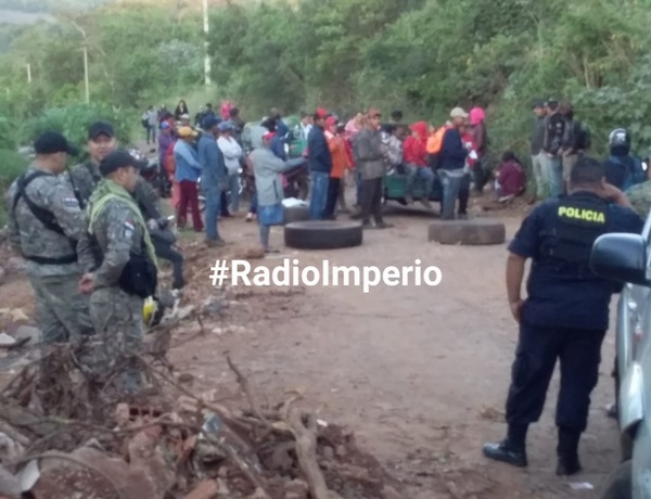 Recicladores cierran camino alrededor del vertedero municipal como medida de fuerza - Radio Imperio