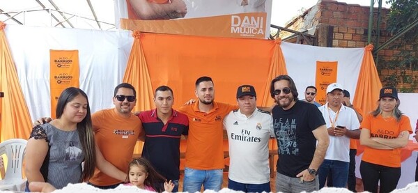 Vidal Vázquez sigue sumando adhesiones en recorridos y reuniones por los barrios - La Clave