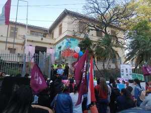 Diario HOY | Mujeres salen a protestar ante la terrible precariedad sanitaria