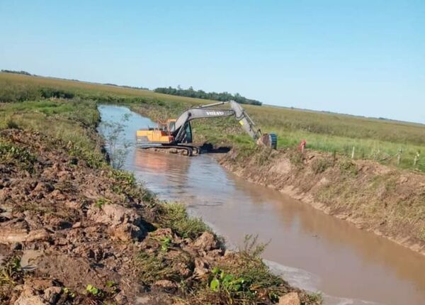 Siguen tareas para mejorar tramos de caminos no pavimentados en Ñeembucú - .::Agencia IP::.