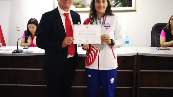 ANA PAULA FERNANDES NOMBRADA “HIJA DILECTA” DEL ALTO PARANÁ