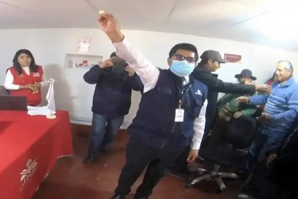 Cara o cruz: en Perú lanzan una moneda al aire para definir quién será el alcalde, mirá el video - Mundo - ABC Color