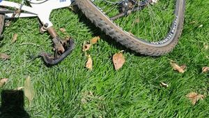 Menor iba a la escuela en bici y fue chocado por una moto