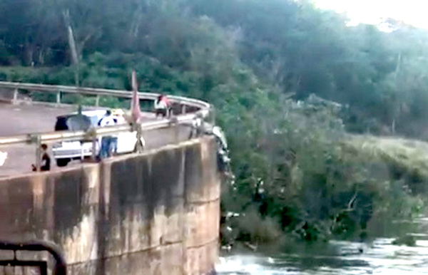 Inadaptados causan desmanes y arrojan basura al río Paraná - La Clave