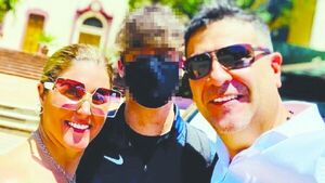 Roberto Pérez y Cynthia Tarragó celebran que su hijo ya termina el colegio