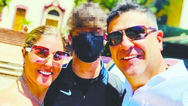 Roberto Pérez y Cynthia Tarragó celebran que su hijo ya termina el colegio