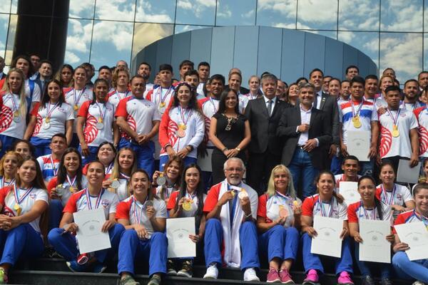 Diputados otorgan Orden Nacional al Mérito Comuneros a atletas paraguayos ganadores en Odesur - .::Agencia IP::.