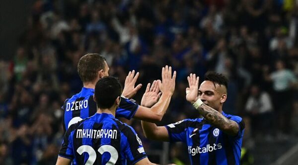 Inter golea, avanza a octavos y elimina al Barça de la Champions