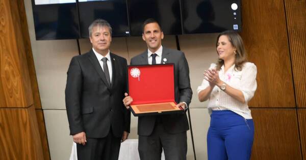 La Nación / Tras el éxito de los Juegos Odesur, Diputados condecoró al ministro de Deportes