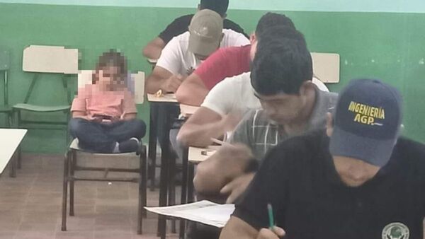 Papá luchón: no tenía a quien dejar su hija y la llevó a la facultad