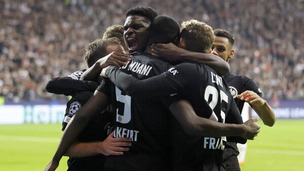 El Eintracht gana y sigue vivo