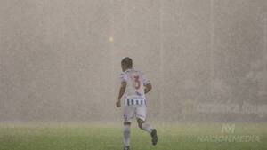 Crónica / [VIDEO] La tormenta jugó una mala pasada a partidos de fútbol