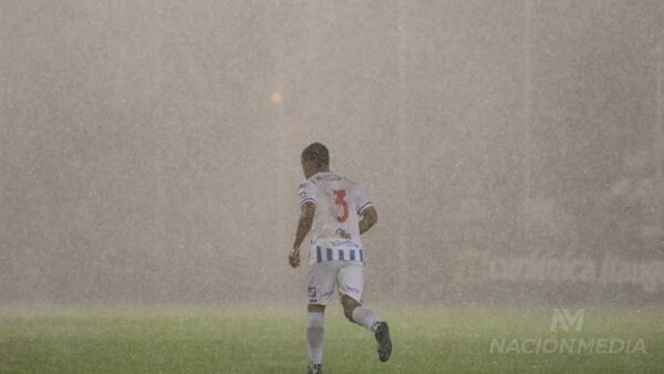 Crónica / [VIDEO] La tormenta jugó una mala pasada a partidos de fútbol