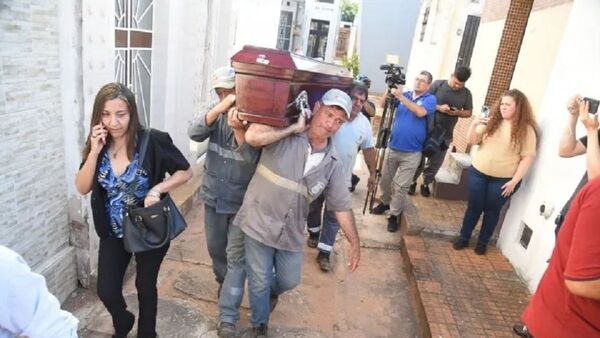 Anuncian sumario a funcionarios de Recoleta, por polémico entierro