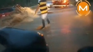 Temporal deja personas atrapadas y vehículos arrastrados por raudales - Paraguaype.com