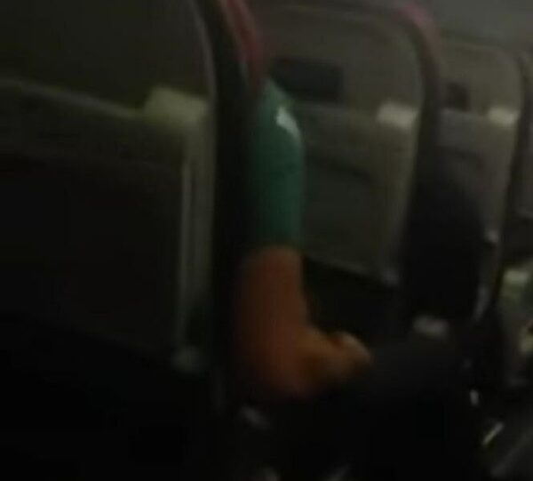 (VIDEO) De terror: escalofriante momento vivieron pasajeros de avión durante la tormenta