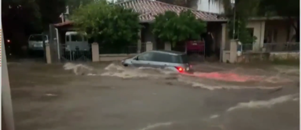 Temporal: Peligrosos raudales, gente atrapada y vehículos arrastrados en habituales puntos críticos - Unicanal