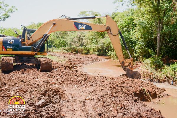 Realizan limpieza y ensanchamiento de cauce hídrico a fin de evitar inundaciones - Noticde.com