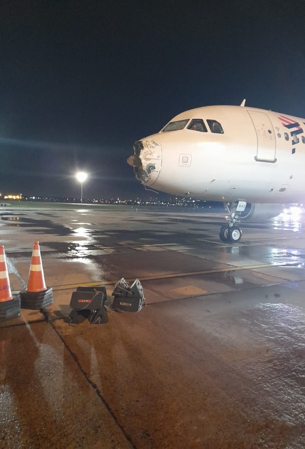 Terror: Avión atravesó temporal y aterrizó en Luque sin un motor y con fisuras en el parabrisas - Unicanal